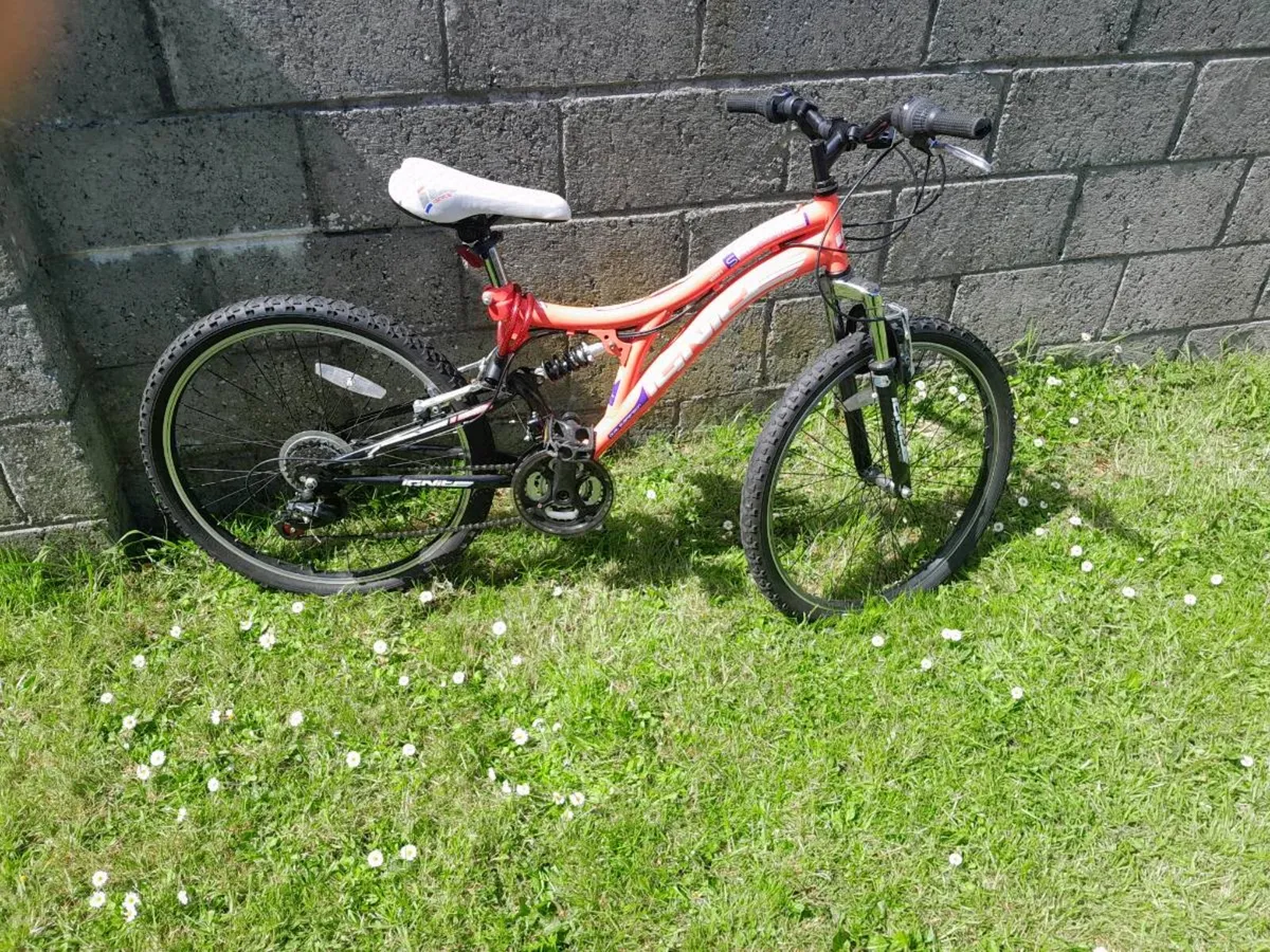 Girls 24 inch bike - Image 1
