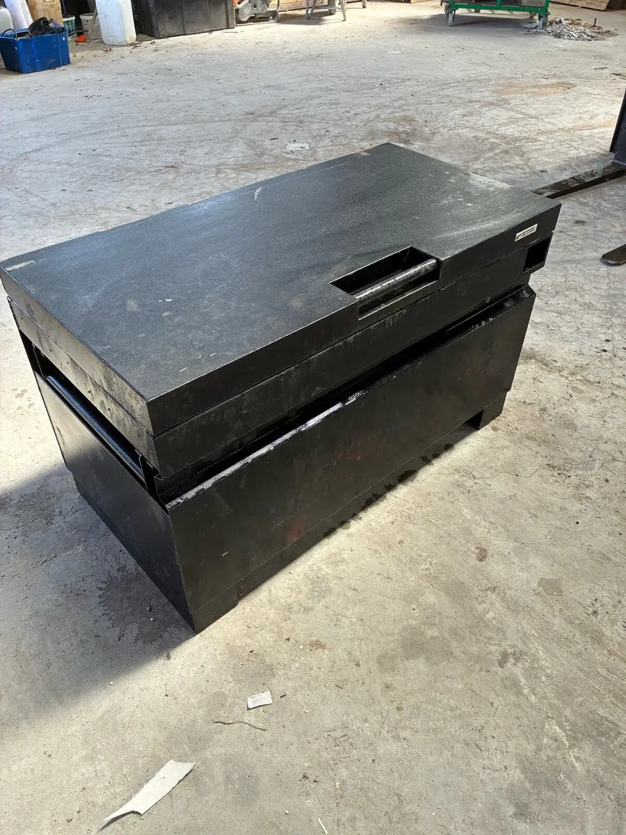 Steel toolbox. - Image 1