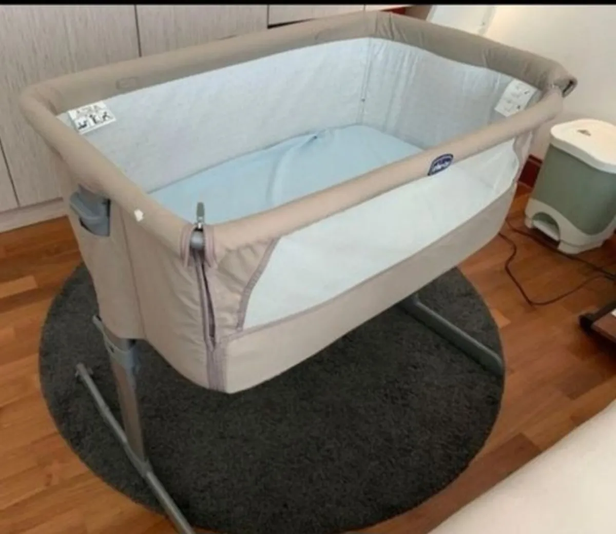 Chicco bedside crib - Image 1