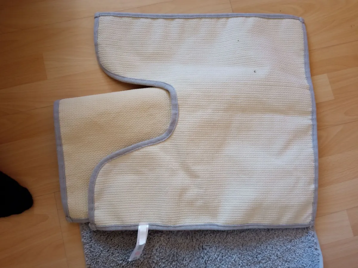2 Bathroom Piece - Image 4