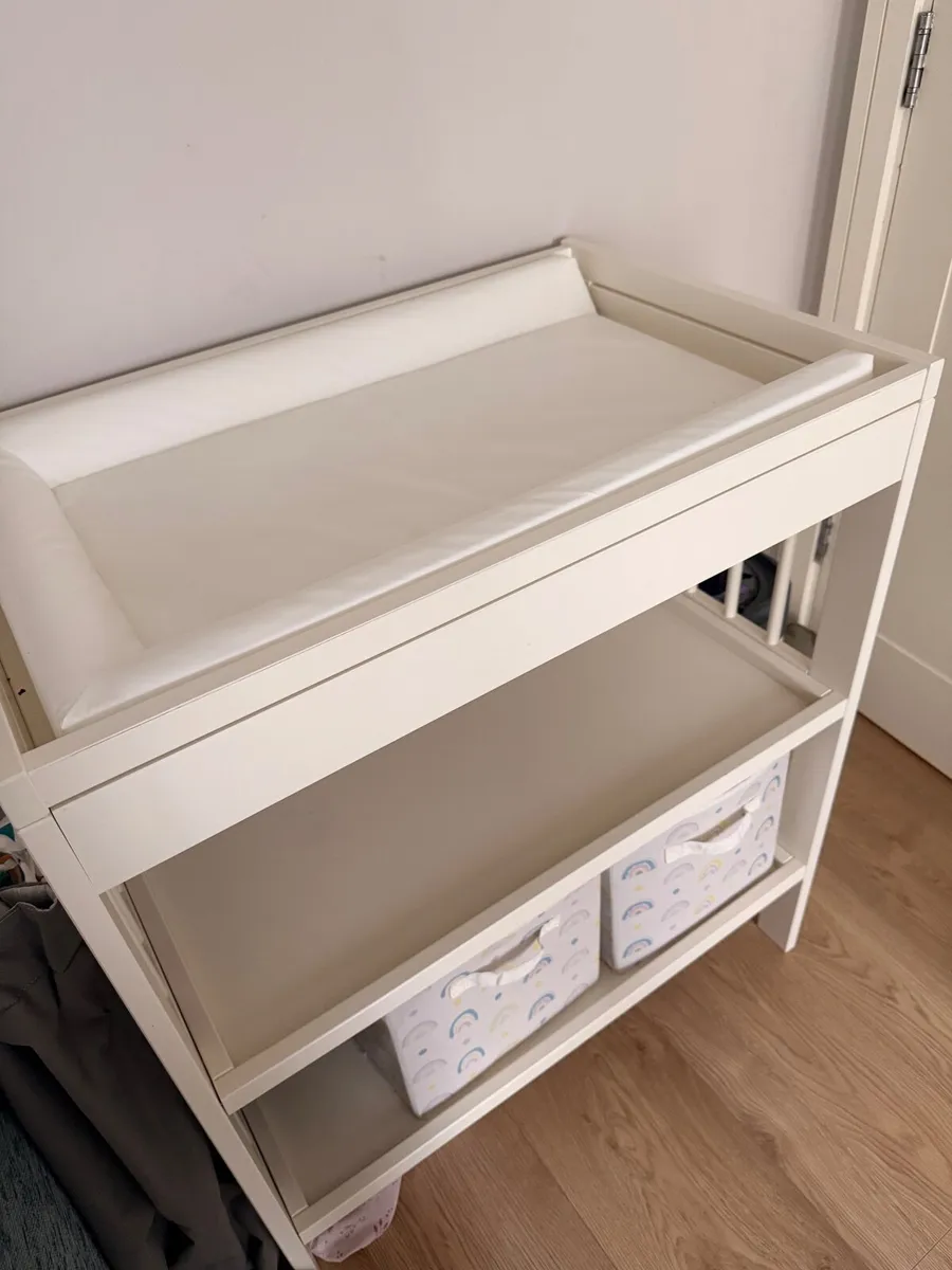 Baby changing table - Image 1