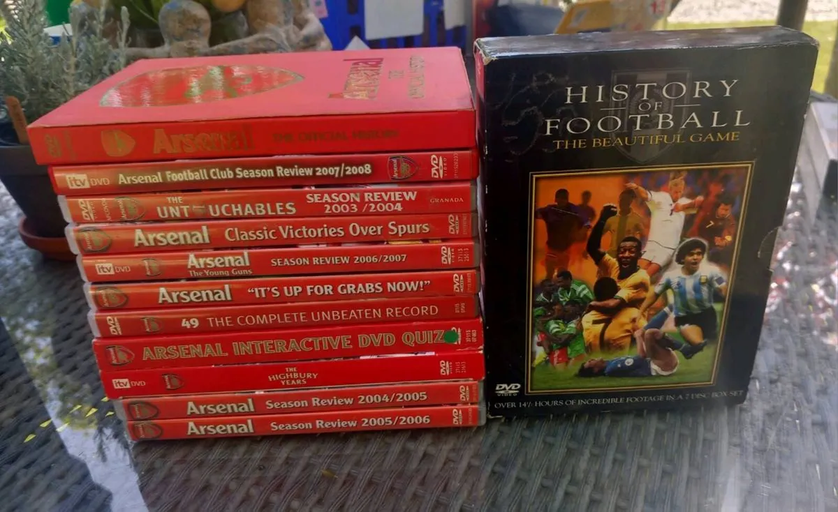 11 Arsenal DVDs and Football DVD set. D18 post 10e - Image 1