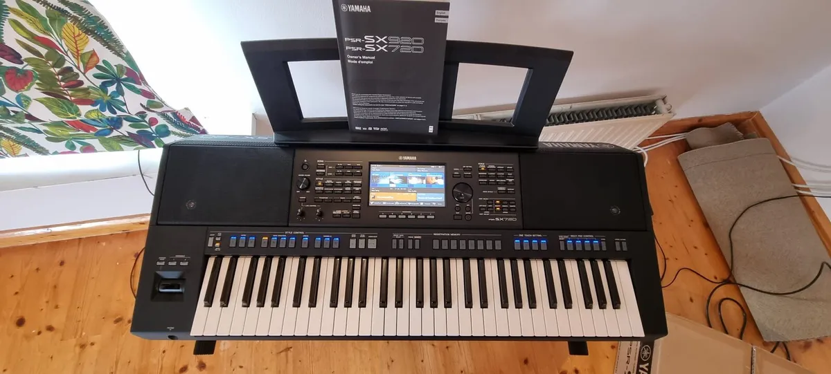 Yamaha PSR-SX720 Keyboard – Like New - Image 3