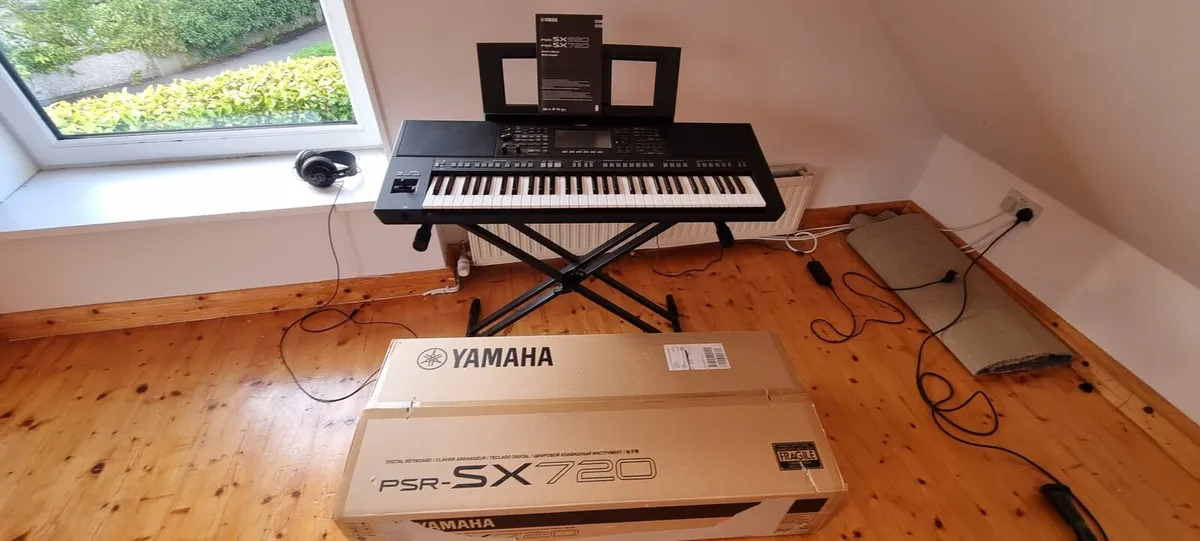 Yamaha PSR-SX720 Keyboard – Like New - Image 4
