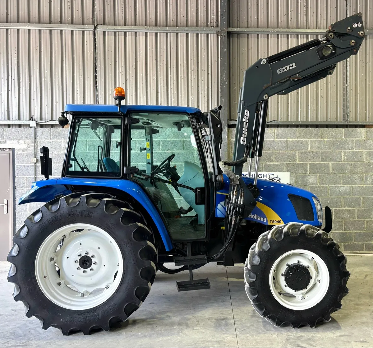 2011 NEW HOLLAND T5040 c/w QUICKE Q33 LOADER - Image 2