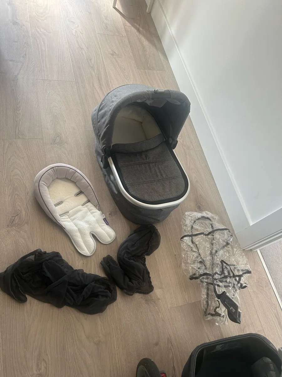 Uppababy Cruz v2 travel system buggy - Image 4