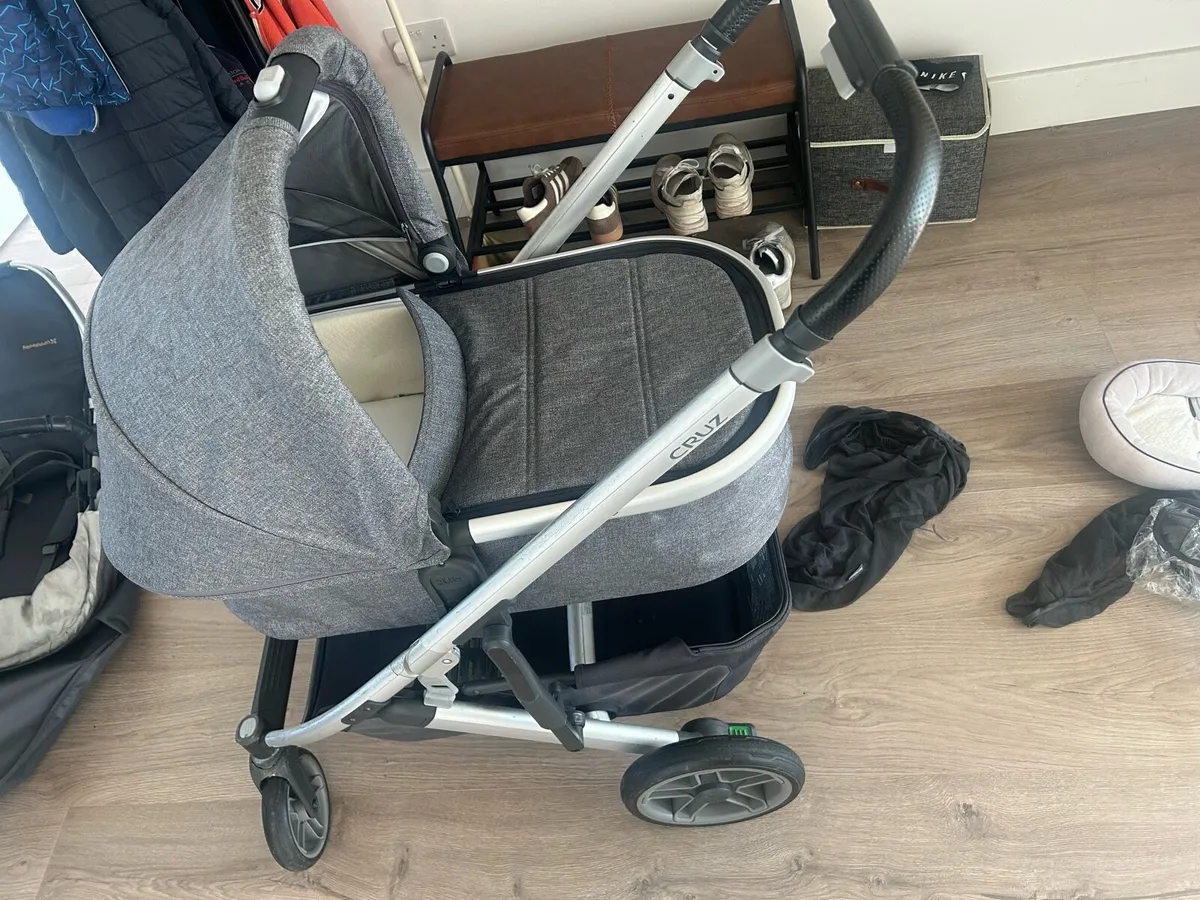 Uppababy Cruz v2 travel system buggy - Image 1