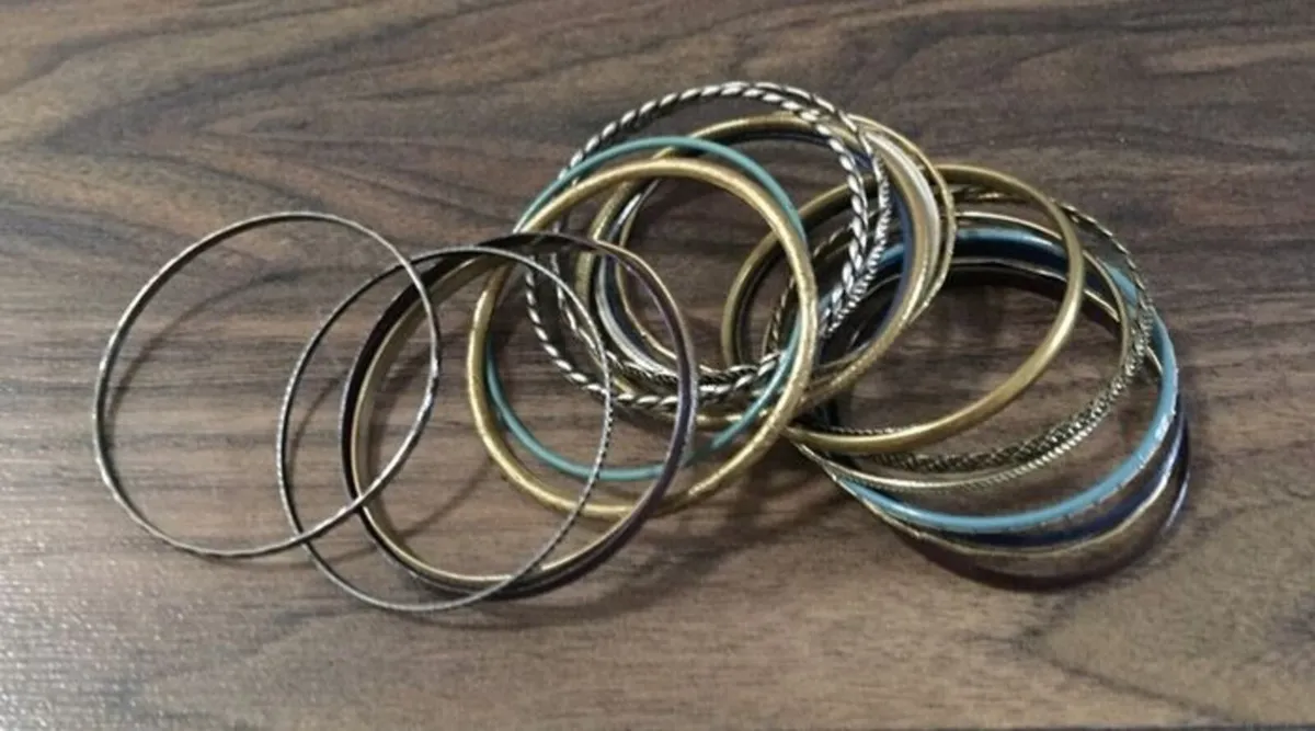 Mixed collection of thin metal bangle bracelets fe - Image 2