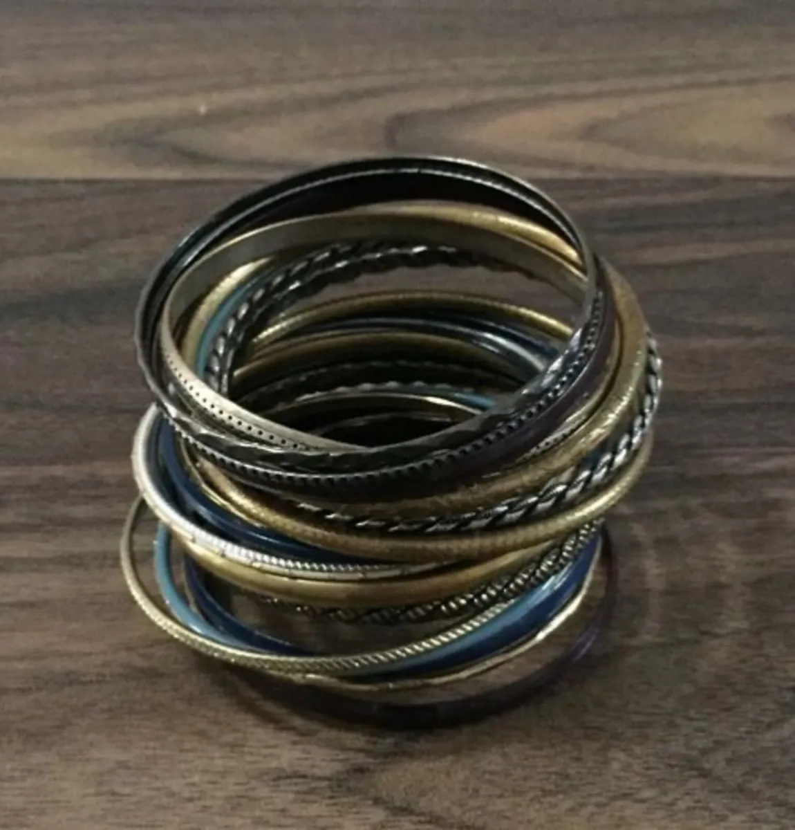 Mixed collection of thin metal bangle bracelets fe - Image 1