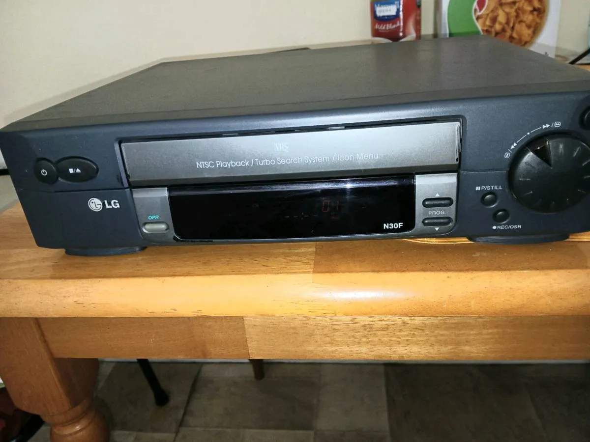Lg vhs video recorder with remote control. - Image 2