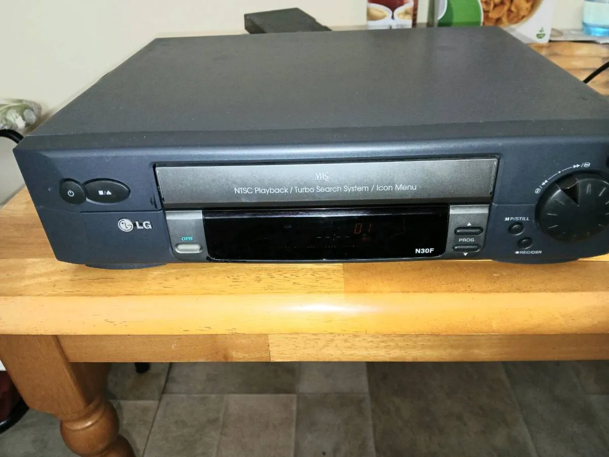 Lg vhs video recorder with remote control. - Image 3