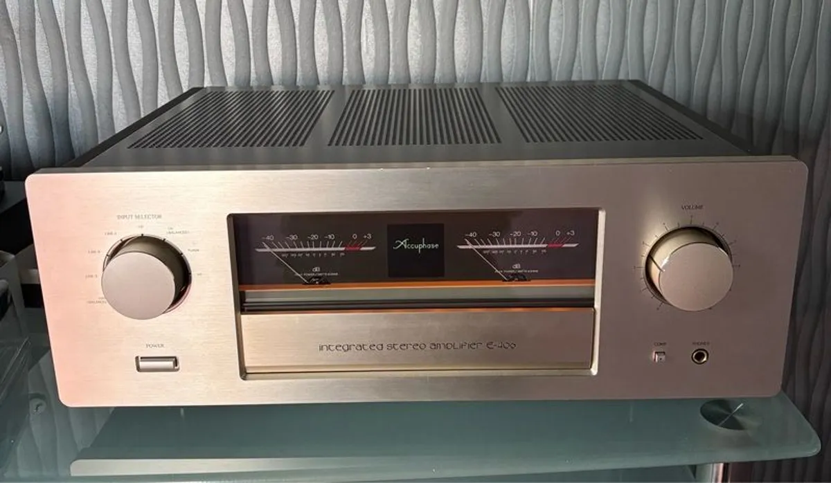 Accuphase E 406 integrated Amplifier - Image 1