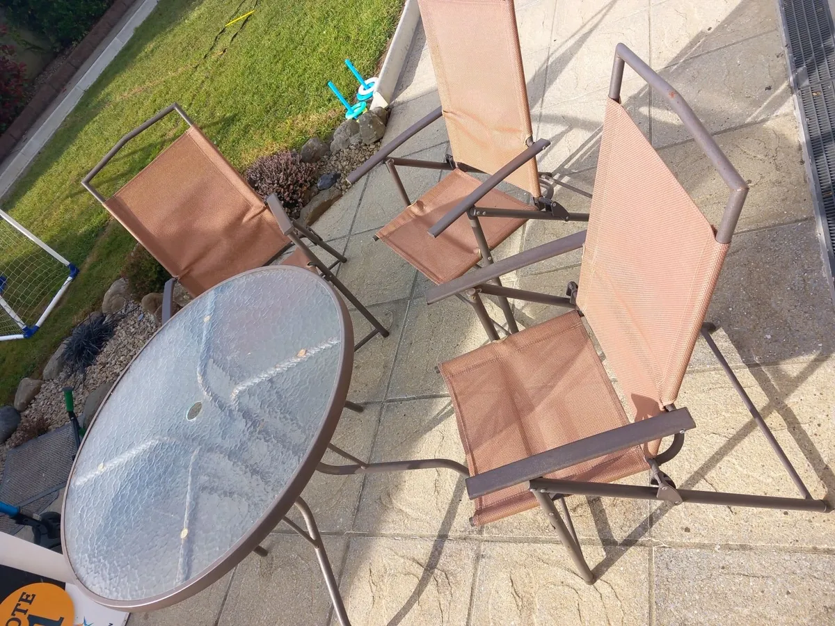 Table & chairs