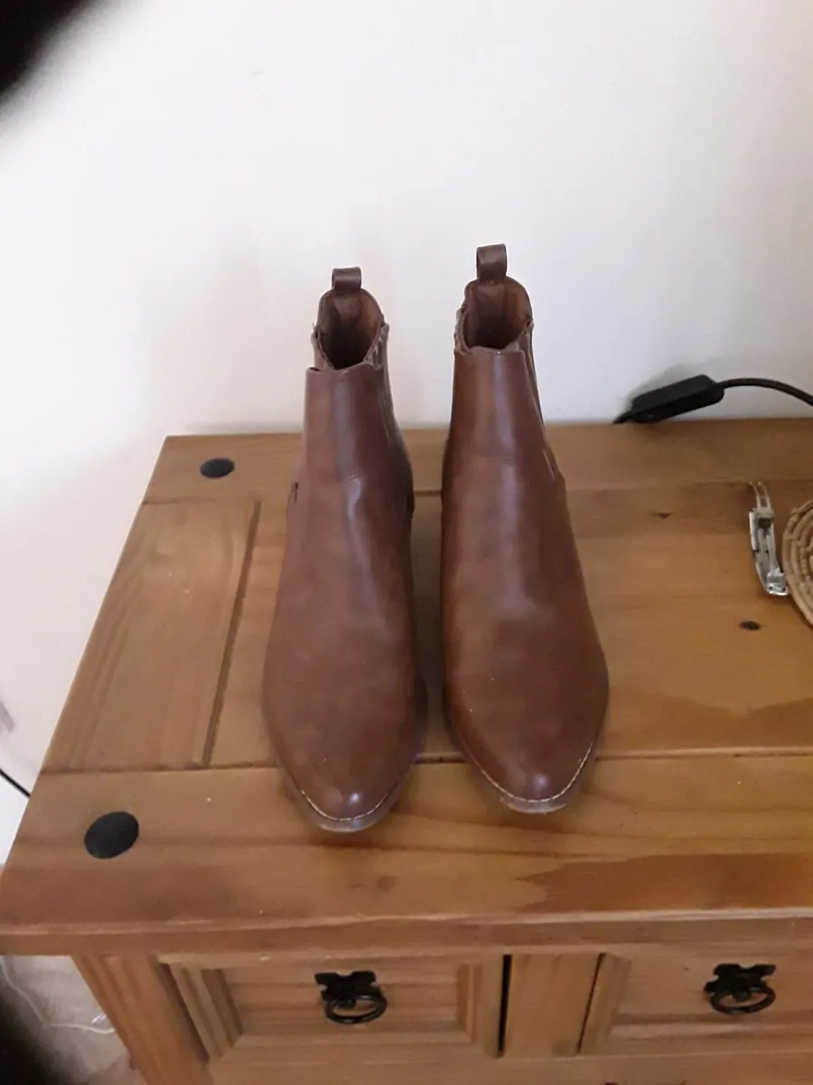 Ladies tanned coloured ankle boots - Image 1