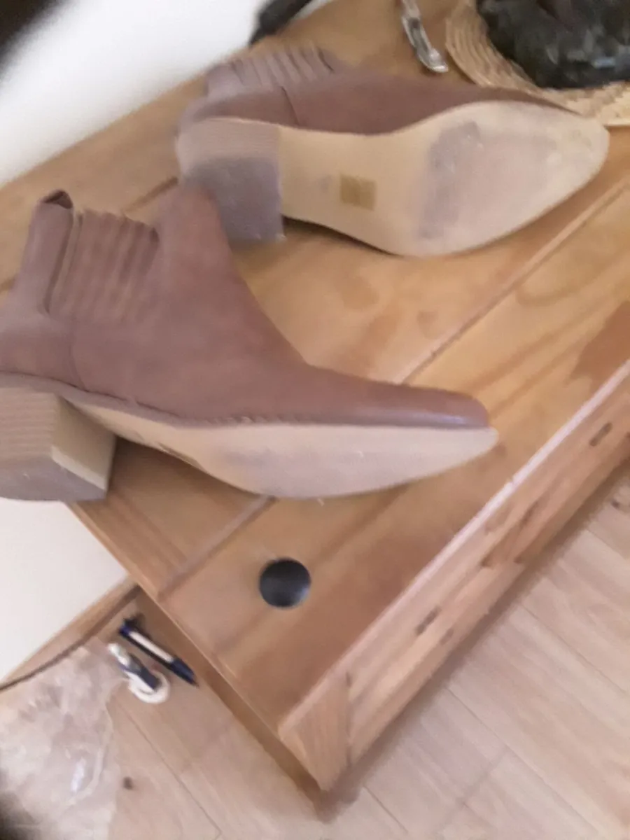Ladies tanned coloured ankle boots - Image 2