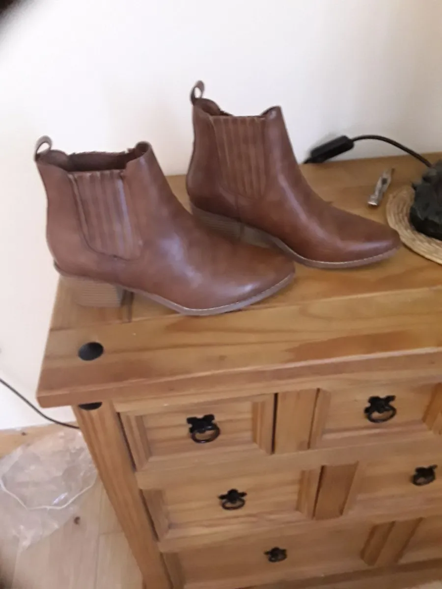 Ladies tanned coloured ankle boots - Image 3
