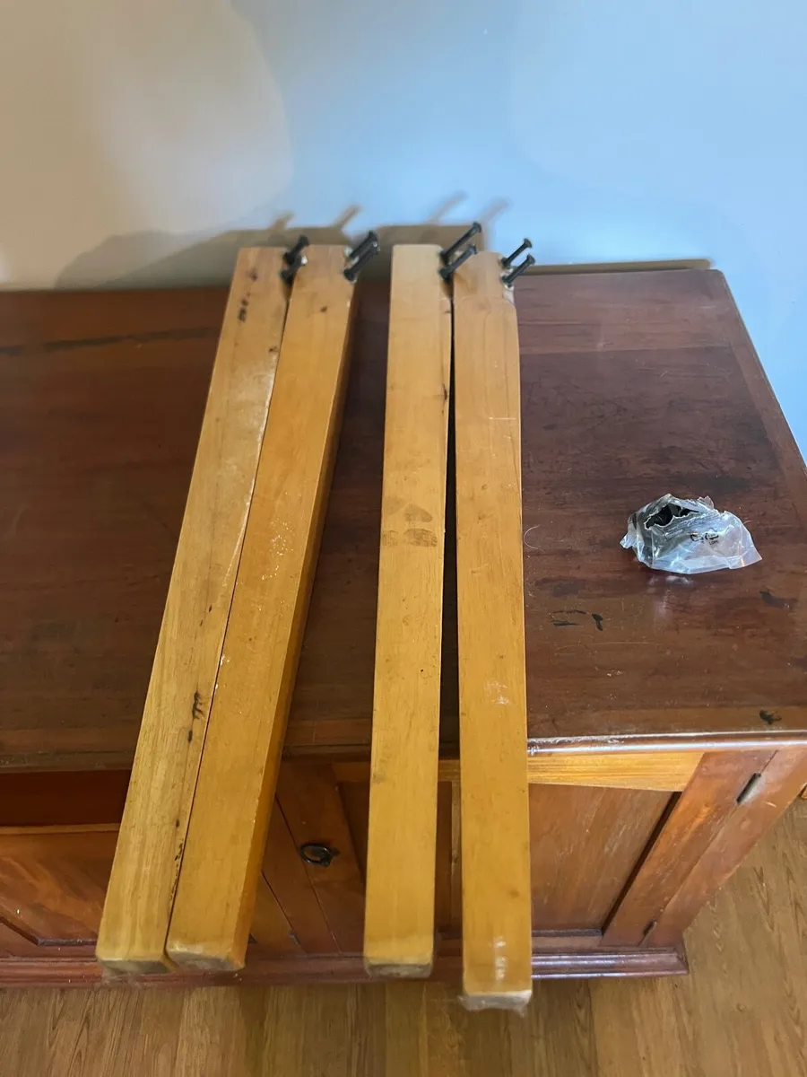 Table and chairs - Image 2