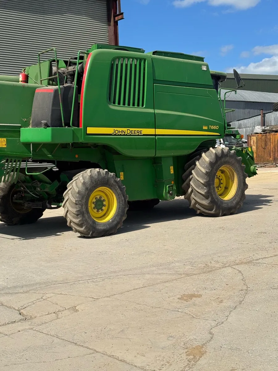 John Deere T 660 Combine - Image 1