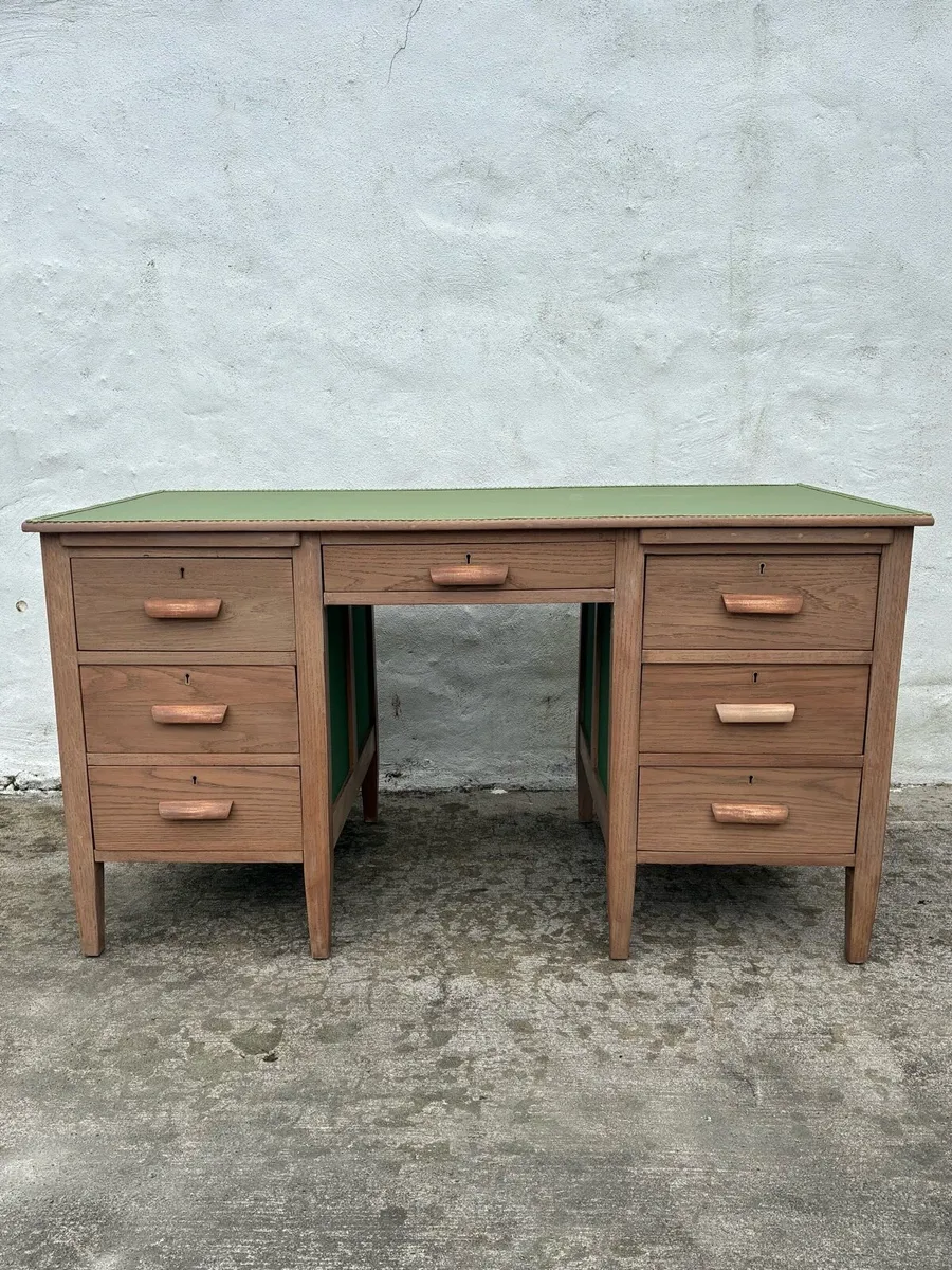 Pedestal desk - Image 1