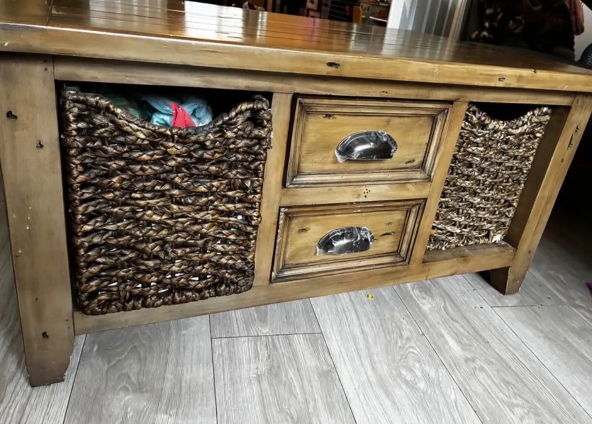 Coffee table with baskets and drawers - Image 3