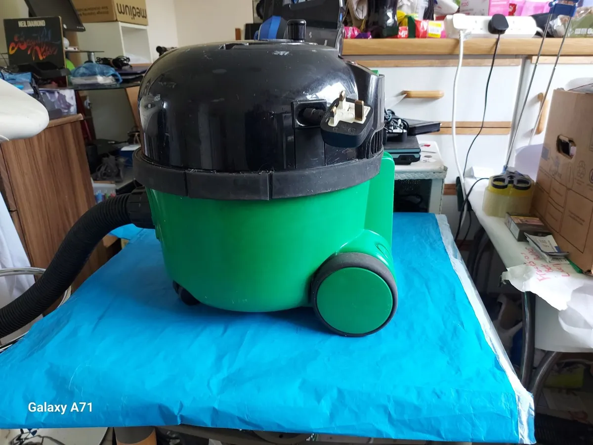 HENRY PET200-11 Vacuum Cleaner Excellent condition - Image 2