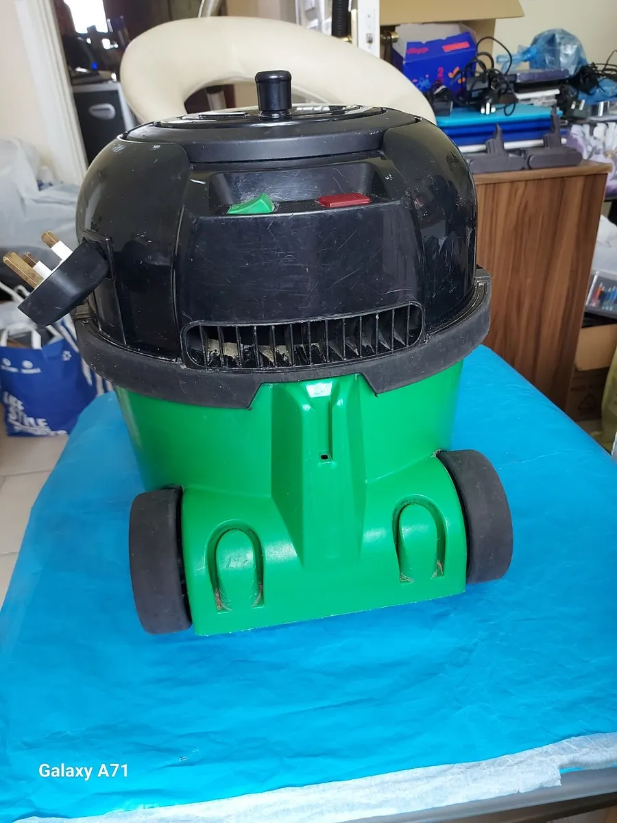 HENRY PET200-11 Vacuum Cleaner Excellent condition - Image 4
