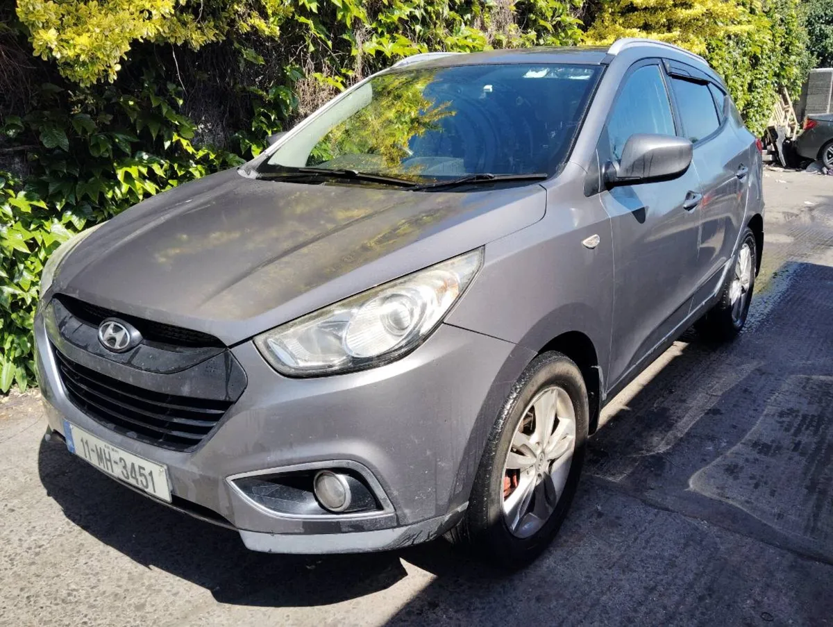 2011 Hyundai ix35 start and driving - Image 2