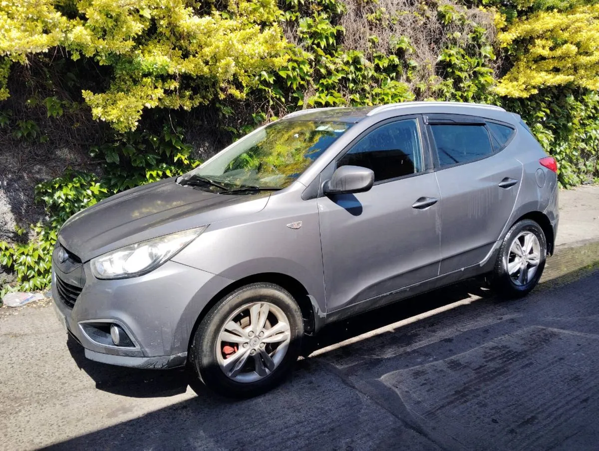 2011 Hyundai ix35 start and driving - Image 3