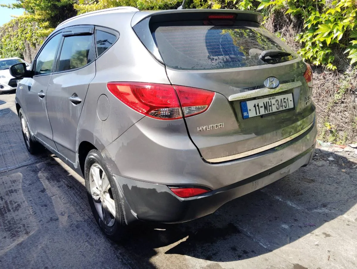 2011 Hyundai ix35 start and driving - Image 4