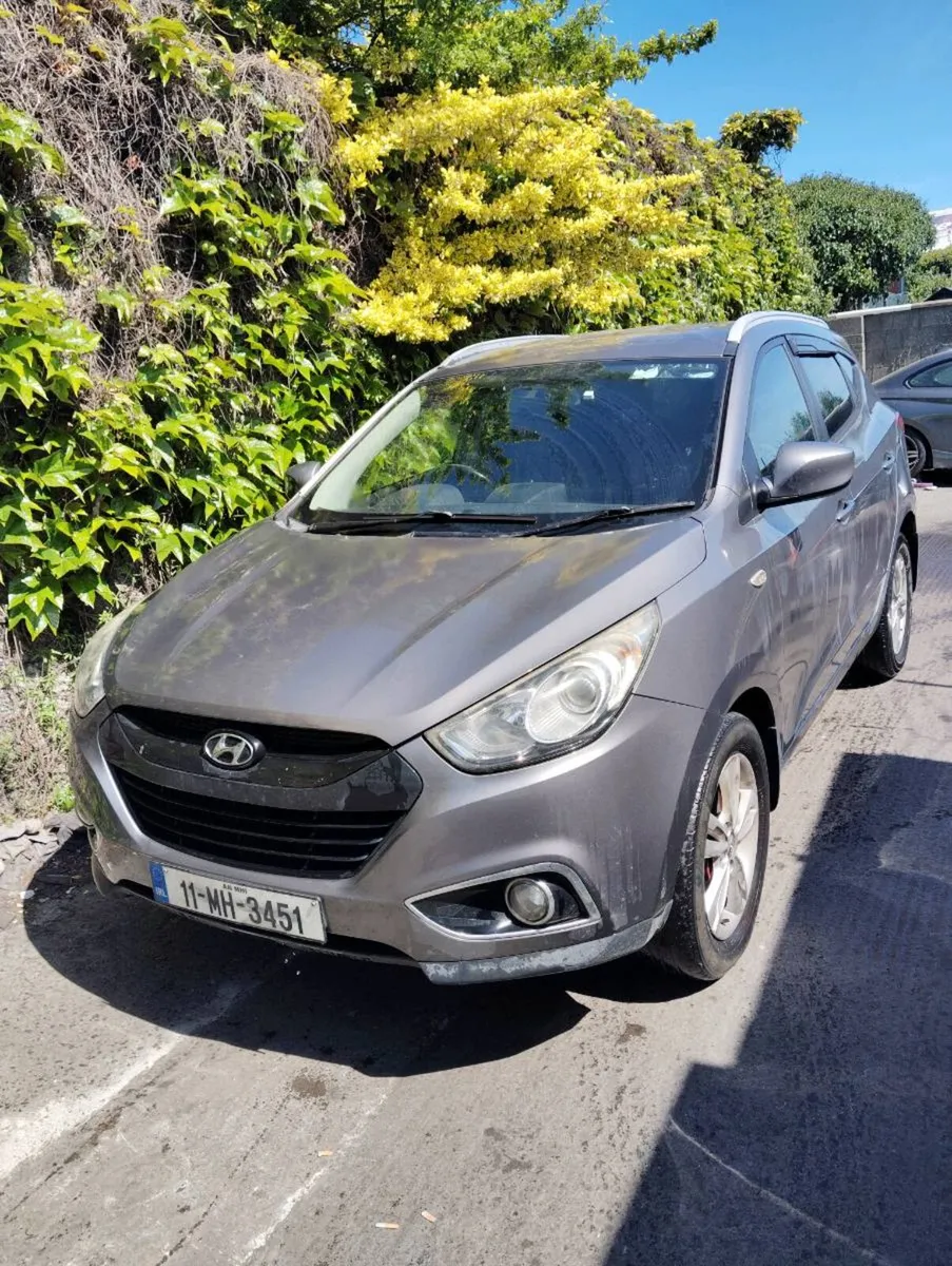 2011 Hyundai ix35 start and driving - Image 1