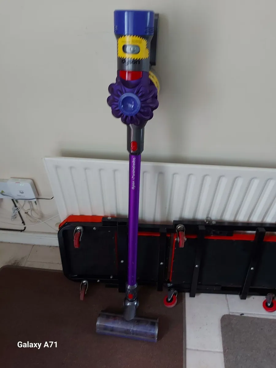 DYSON V7 Animal Extra, in excellent condition - Image 1