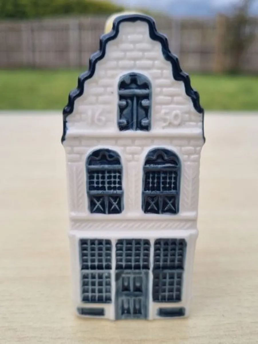 Delft Blue ceramic miniature house for KLM - Image 1