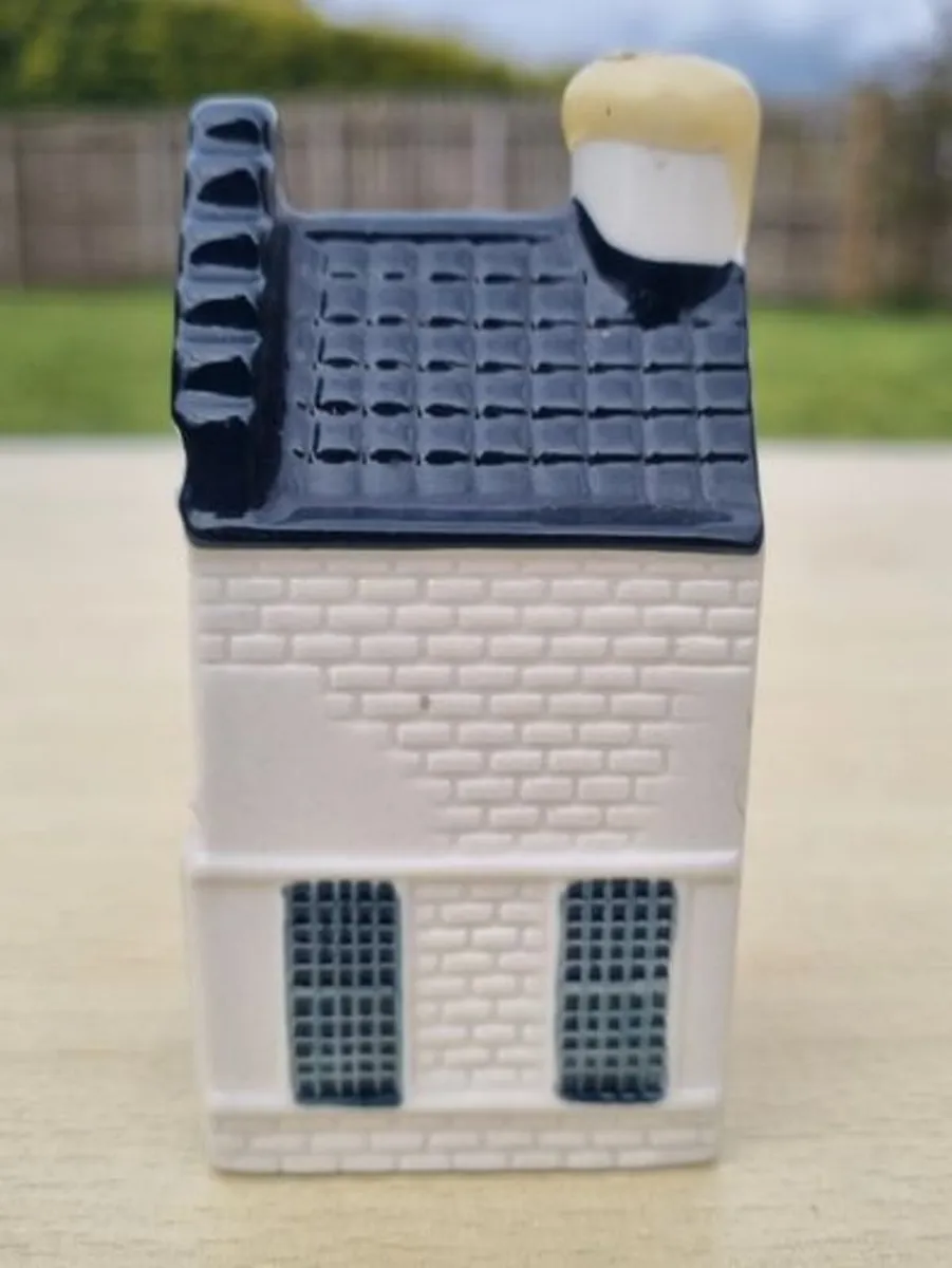 Delft Blue ceramic miniature house for KLM - Image 2