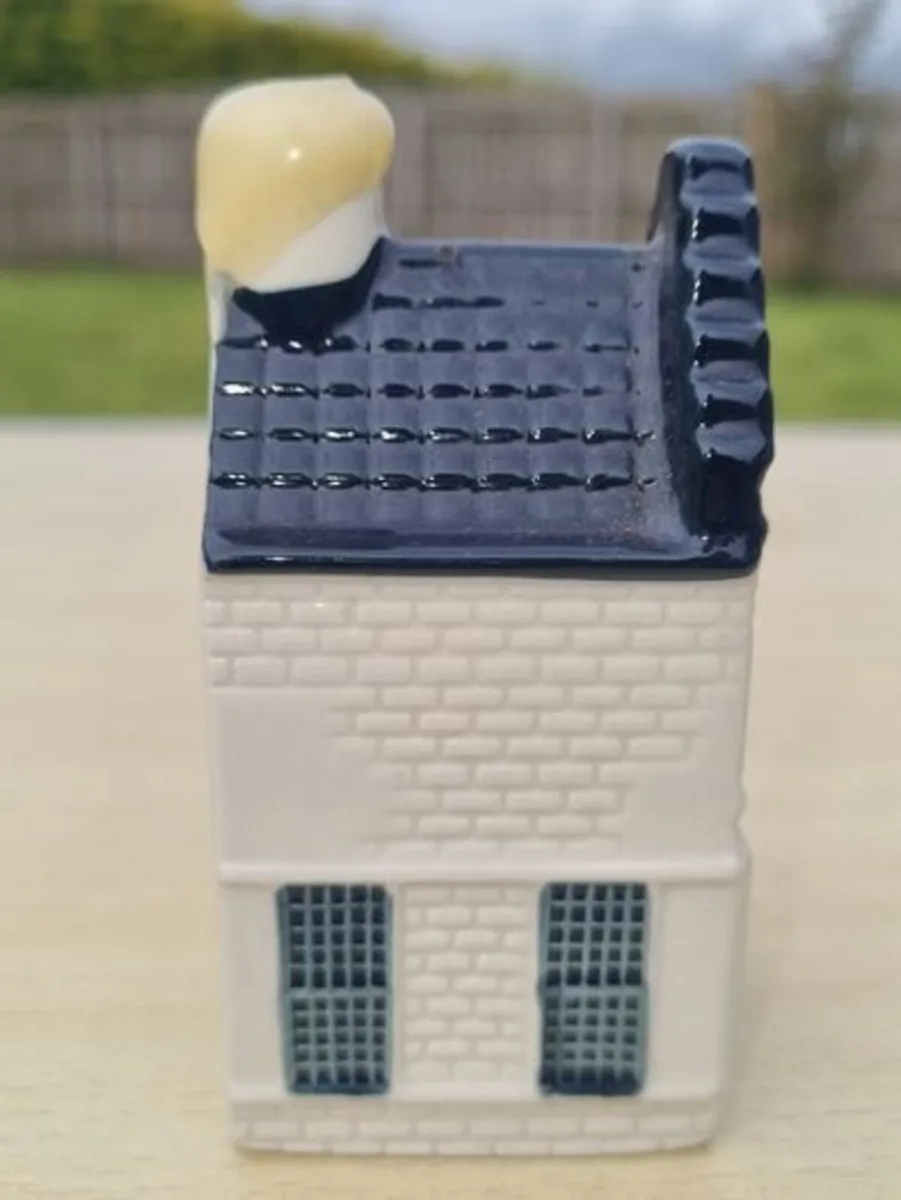Delft Blue ceramic miniature house for KLM - Image 3