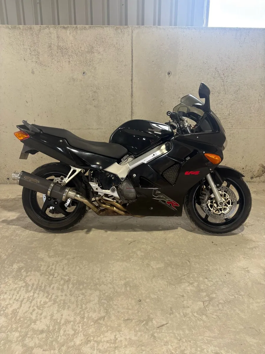 Honda VFR 800 - Image 1