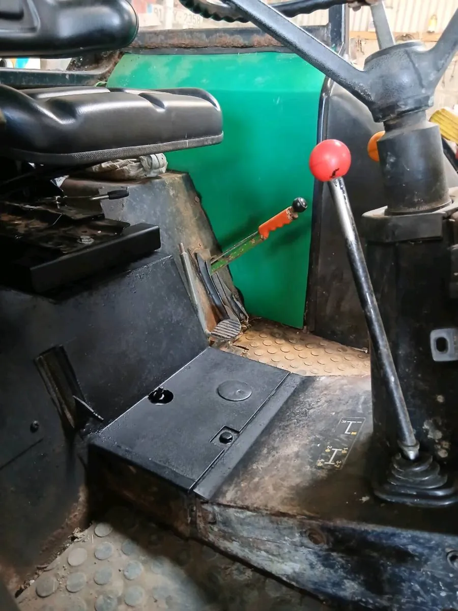 John Deere 2250 gears on floor... taxbook - Image 4