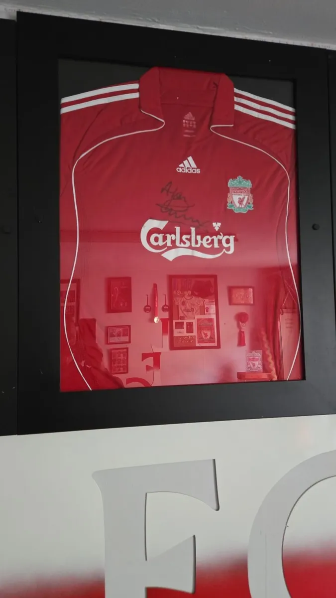 Framed Liverpool  signed jesery