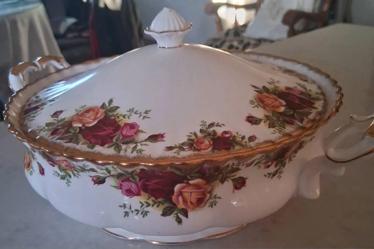 Old country roses vegetable/soup tureen - Image 4