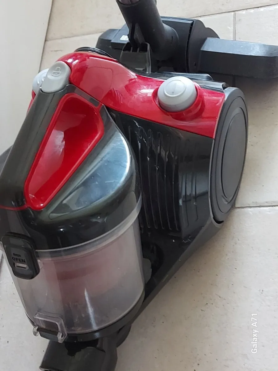 Essentials Vacuum Cleaner Model C700VC18, in excel - Image 1