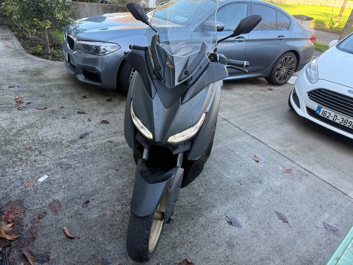 YAMAHA XMAX 300  2021 LOW KMS - Image 2
