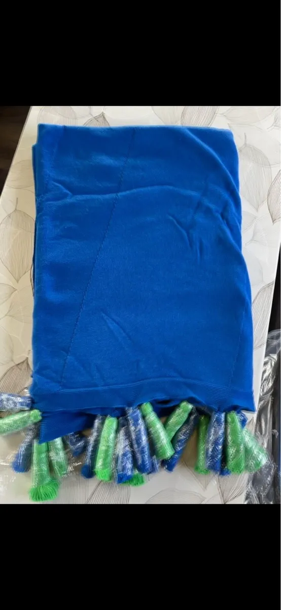 Lennon Courtney Cushions and blanket - Image 4