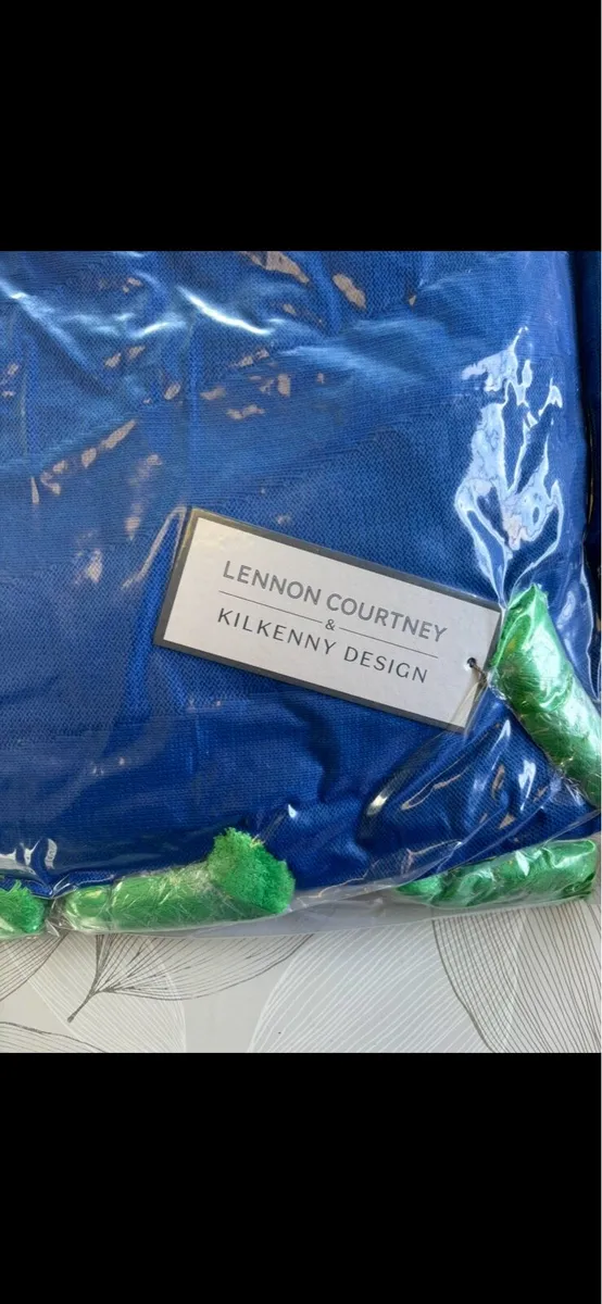 Lennon Courtney Cushions and blanket - Image 2