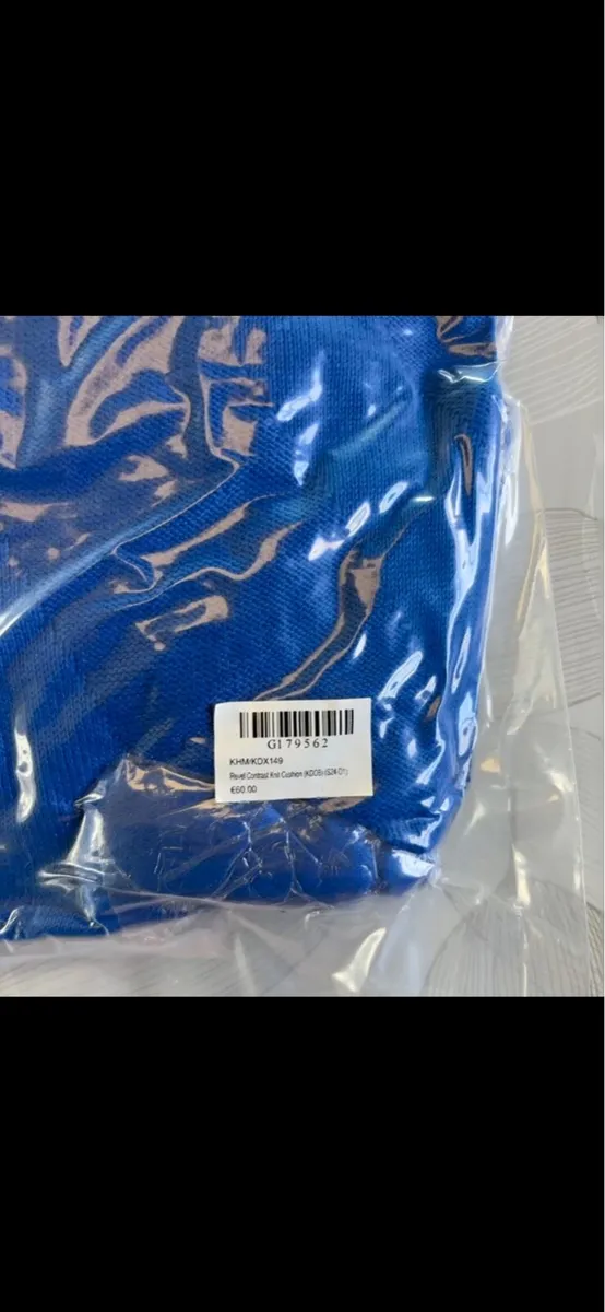 Lennon Courtney Cushions and blanket - Image 3