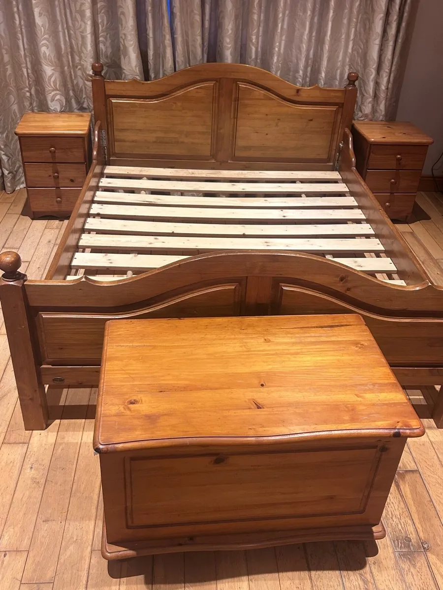 King size bed - Image 1