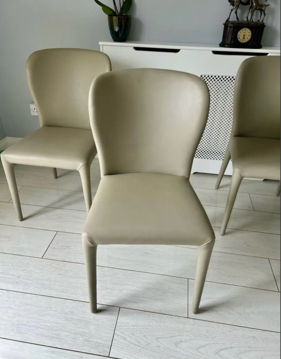 Table 4 chairs - Image 3