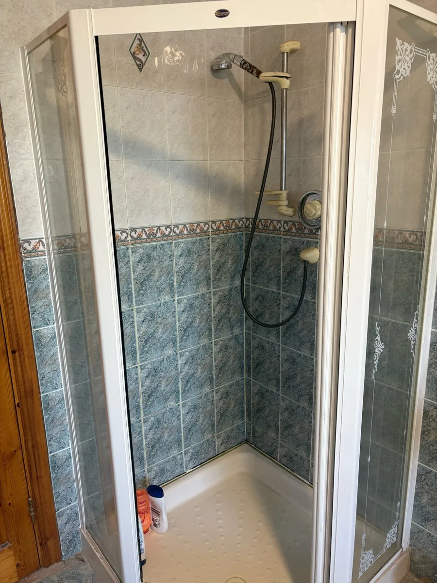 Bathroom suite - Image 4