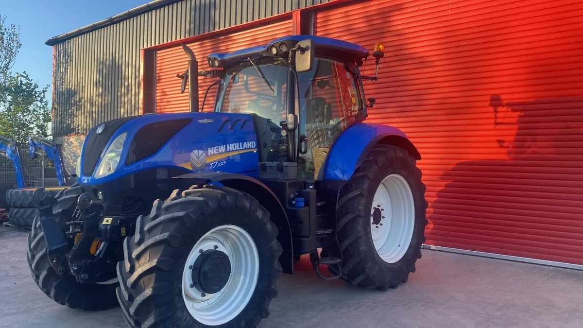 New Holland T7.225  2016 - Image 2