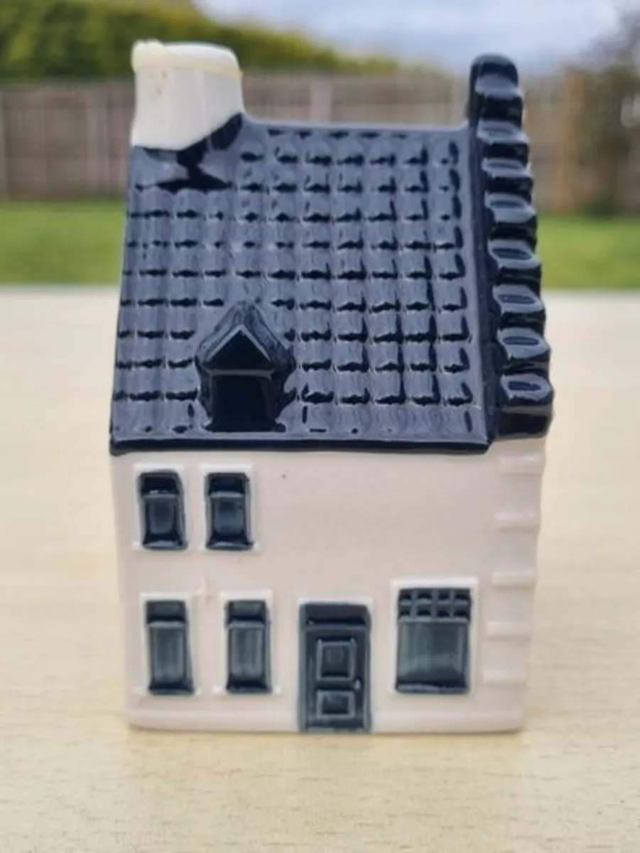 KLM Ceramic Miniature House with Delft's Blue - Image 3