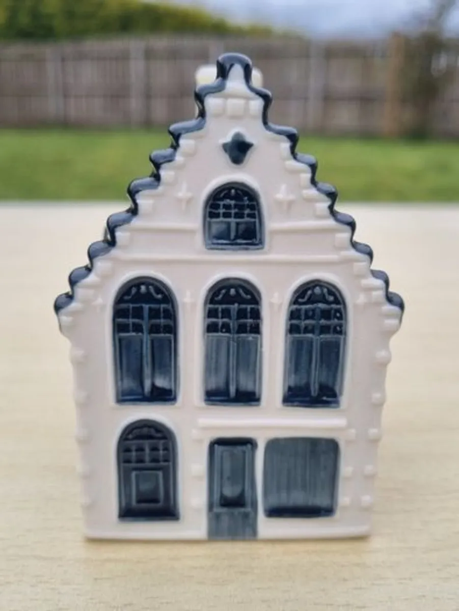 KLM Ceramic Miniature House with Delft's Blue - Image 1