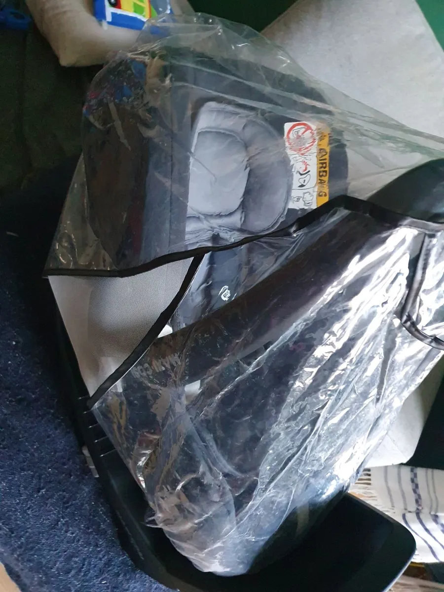 Maxi-Cosi ISOFix Baby Car Seat + Base - Image 2